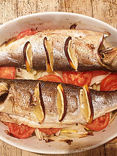 Una foto de Lubina al Horno con Patatas
