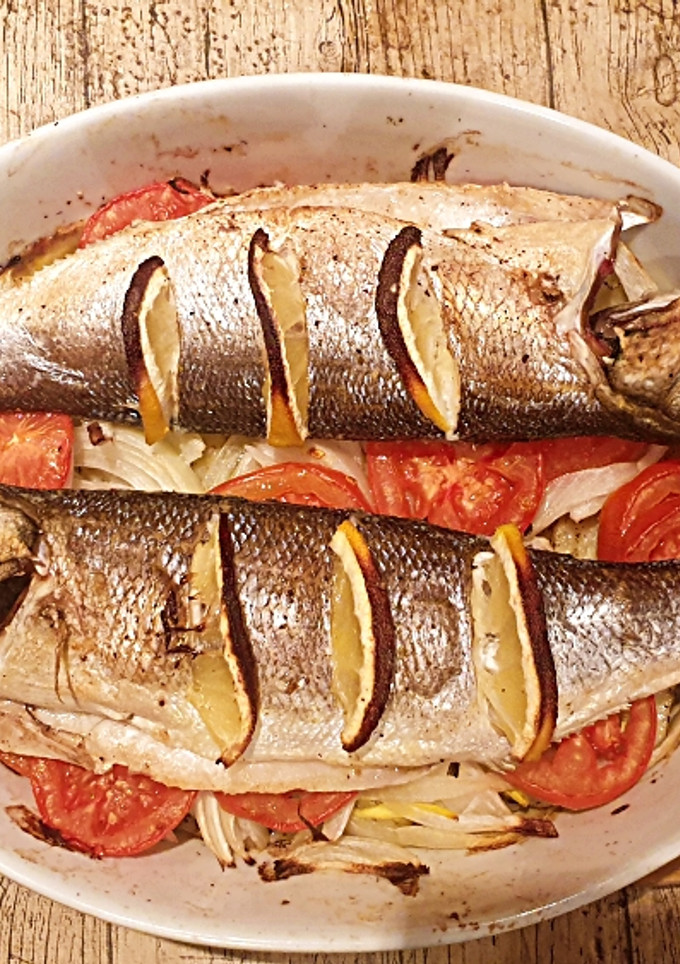 Una foto de Lubina al Horno con Patatas
