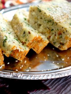 सूजी का नमकीन केक (Suji ka namkeen cake recipe in Hindi) रेसिपी मुख्य फोटो