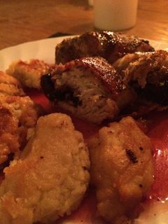 Gesztenyével és aszalt szilvával töltött csirkemelltekercs bacon-ben, krokettel és szilvaöntettel recept fotója