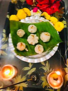 उकडीचे मोदक (ukadiche modak recipe in marathi) रेसिपी चे मुख्य फोटो