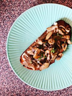 Pirított gombás, camembert sajtos pirítós recept fotója