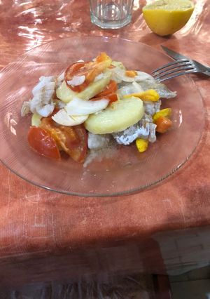 Una foto de Filete de merluza con verduras