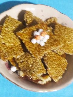 તલની ચીકી (Til Chiki Recipe In Gujarati) રેસીપી મુખ્ય ફોટો