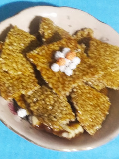તલની ચીકી (Til Chiki Recipe In Gujarati) રેસીપી મુખ્ય ફોટો