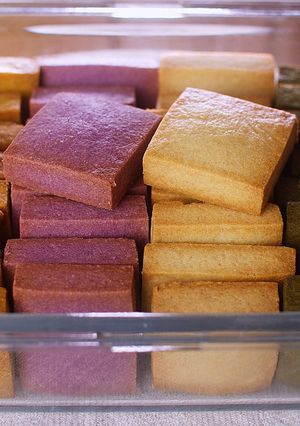 A picture of Crunchy Square Butter Cookies with Vegetable Powder.