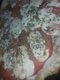 Una foto de Tarta abierta de cebolla, queso y tomate