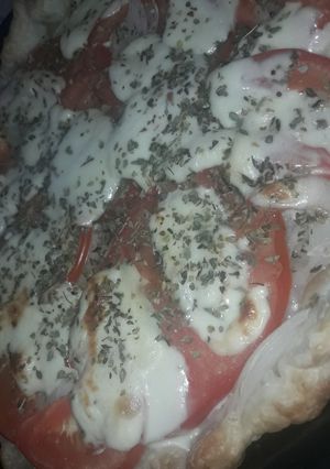 Una foto de Tarta abierta de cebolla, queso y tomate