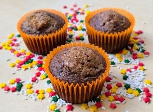 Una foto de Magdalenas de chocolate 🧁 Muffins de cacao amargo y vainilla 🧁Panquecitos sin balanza y muy fáciles