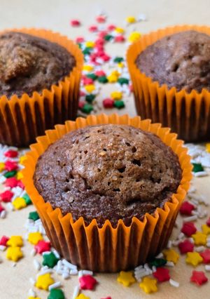 Una foto de Magdalenas de chocolate 🧁 Muffins de cacao amargo y vainilla 🧁Panquecitos sin balanza y muy fáciles