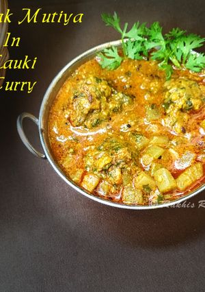 A picture of Palak muthiya in lauki curry.