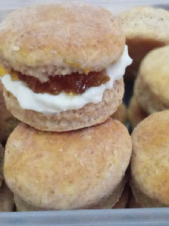 Una foto de Scones integrales de yogur y limón