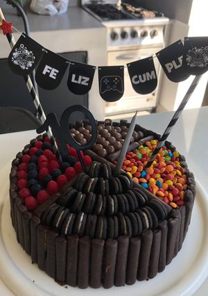 Una foto de Torta golosinera de chocolate con frambuesas