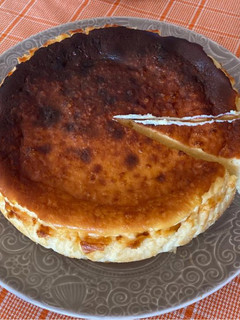 Una foto de Tarta de queso “La viña” de San Sebastián” (cheesecake) con top de frutos rojos