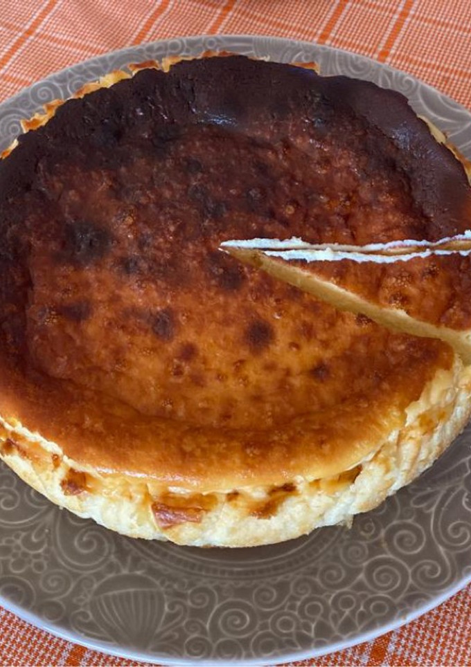 Una foto de Tarta de queso “La viña” de San Sebastián” (cheesecake) con top de frutos rojos
