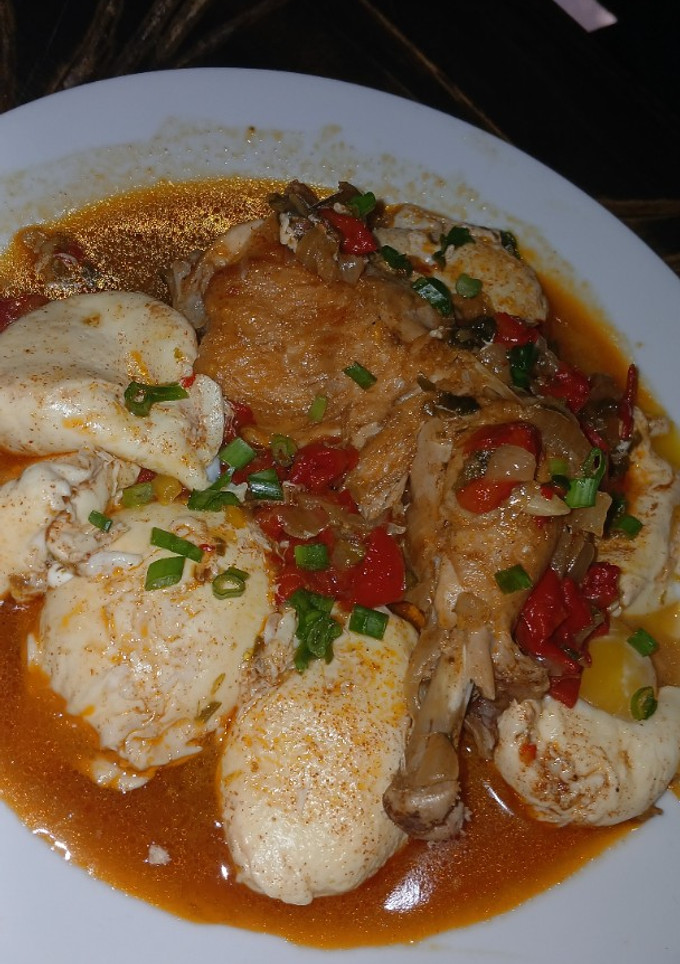 Una foto de Pollo estofado Con Huevos