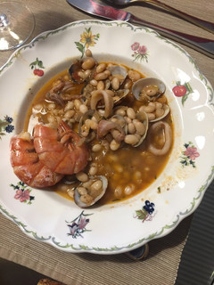 Una foto de Fesols santa pau amb calamarsets i gambes