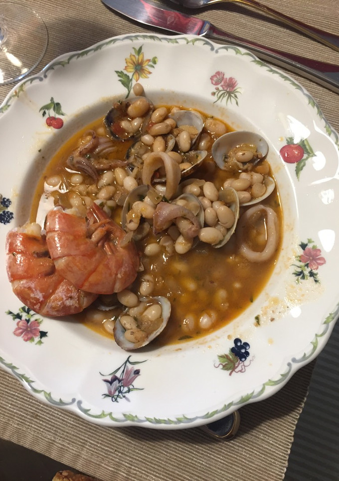 Una foto de Fesols santa pau amb calamarsets i gambes