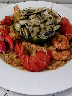 Una foto de Arroz caldoso de bogavantes y langostinos al whisky con coquinas al ajillo