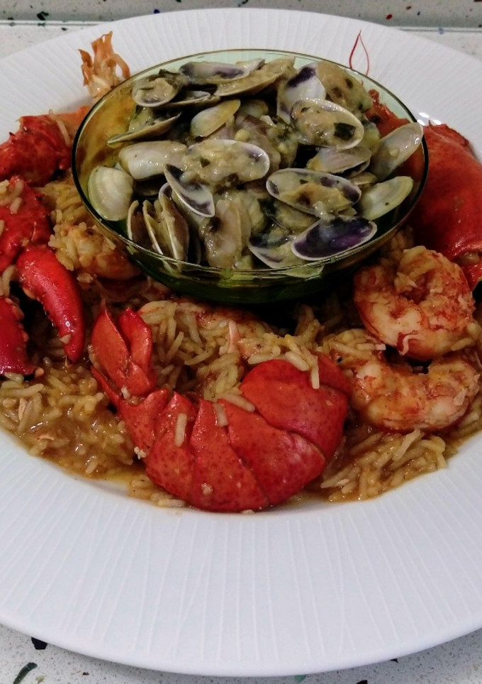 Una foto de Arroz caldoso de bogavantes y langostinos al whisky con coquinas al ajillo