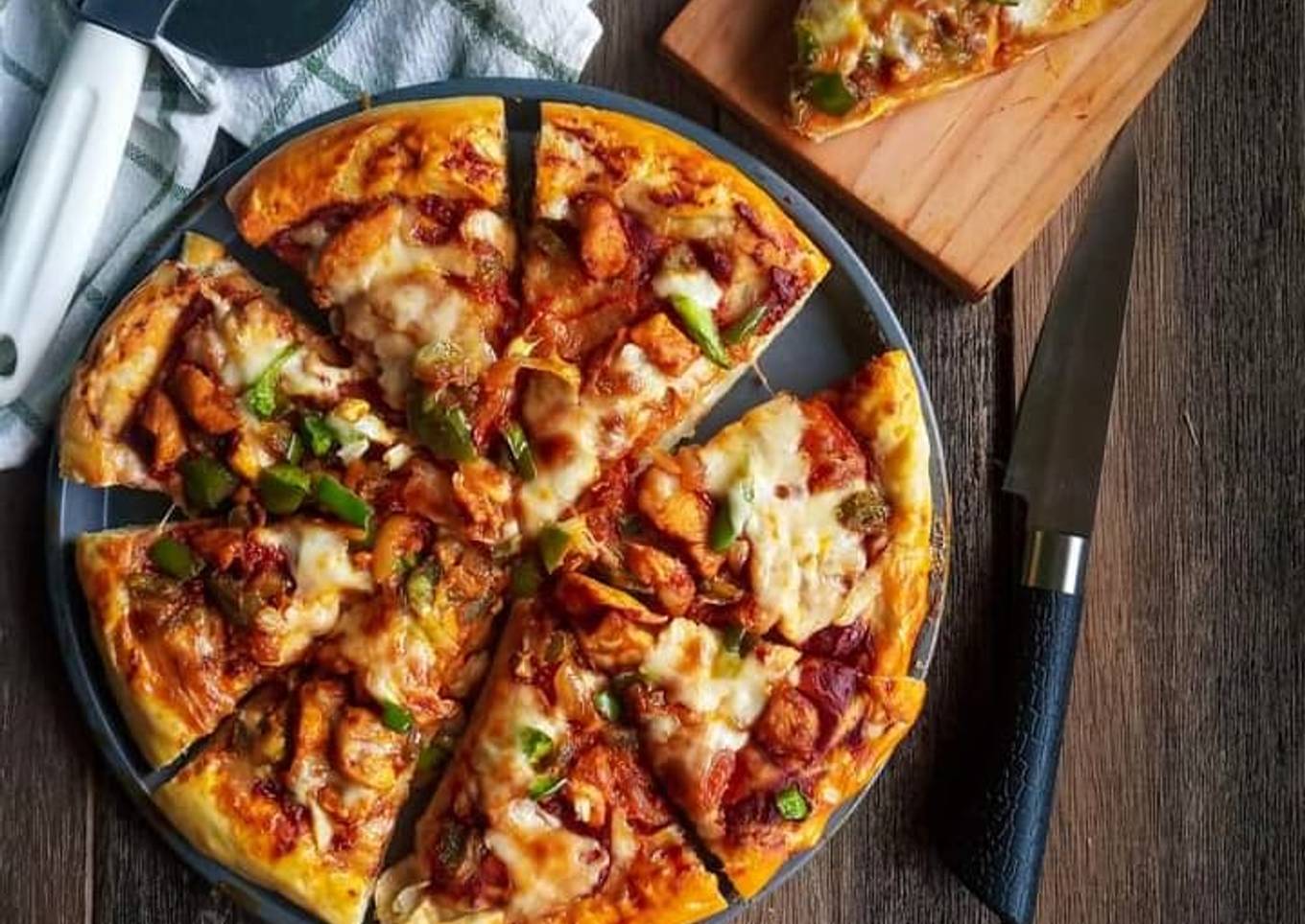 Pizza dengan fillet ayam
