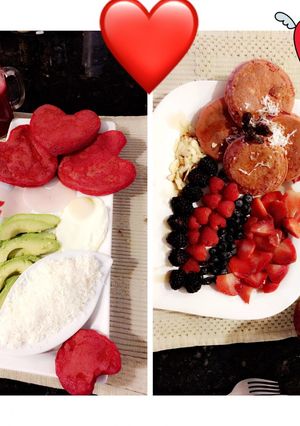Una foto de Desayuno día de los Enamorados Arepas y panquecas de Remolacha
