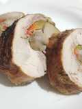 Cuarto de pollo deshuesado asado al carbón, relleno de beicon, pimiento y champiñones