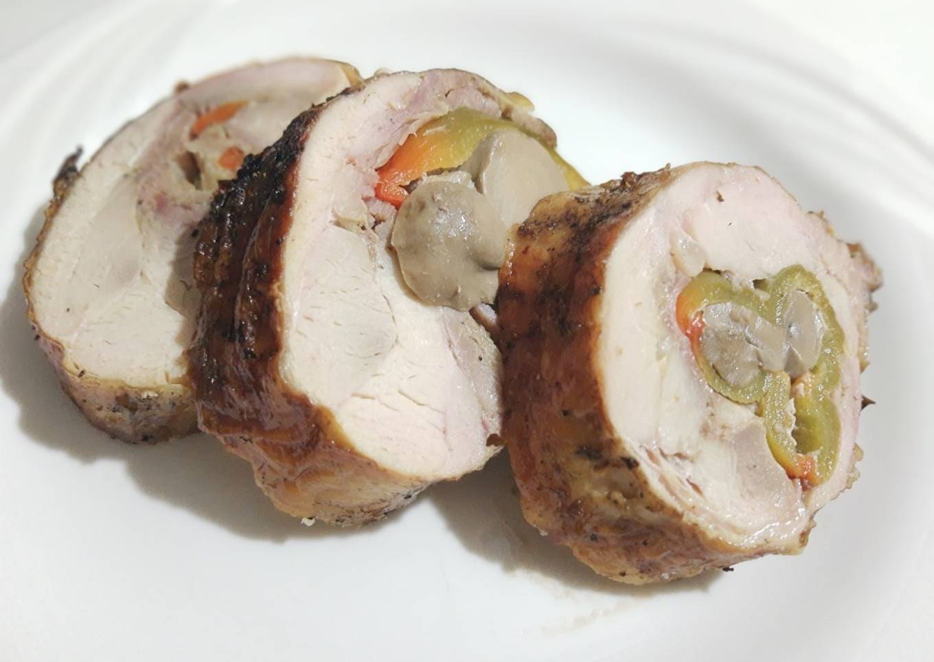 Cuarto de pollo deshuesado asado al carbón, relleno de beicon, pimiento y champiñones