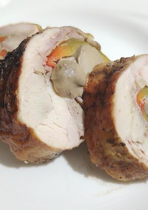 Una foto de Cuarto de pollo deshuesado asado al carbón, relleno de beicon, pimiento y champiñones