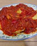 Bacalao rebozado con tomate y pimientos asados