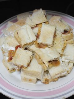 Una foto de Cuadraditos de pan de molde con atún y jamón salado