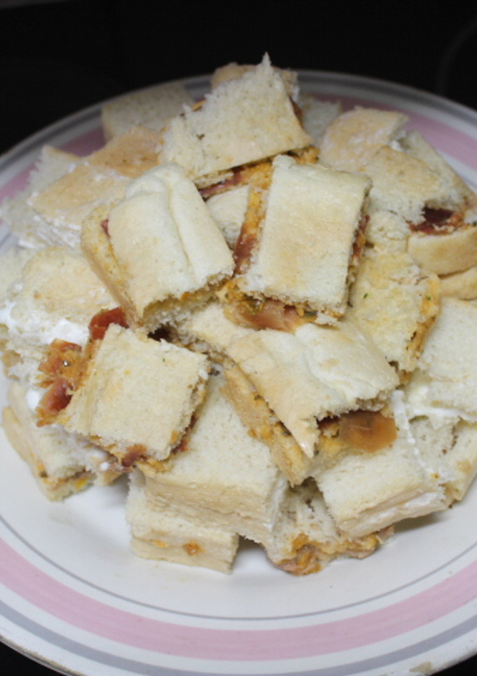 Una foto de Cuadraditos de pan de molde con atún y jamón salado