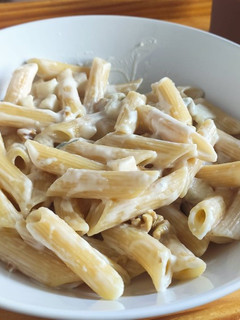 Una foto de Pasta con queso gorgonzola, peras y nueces