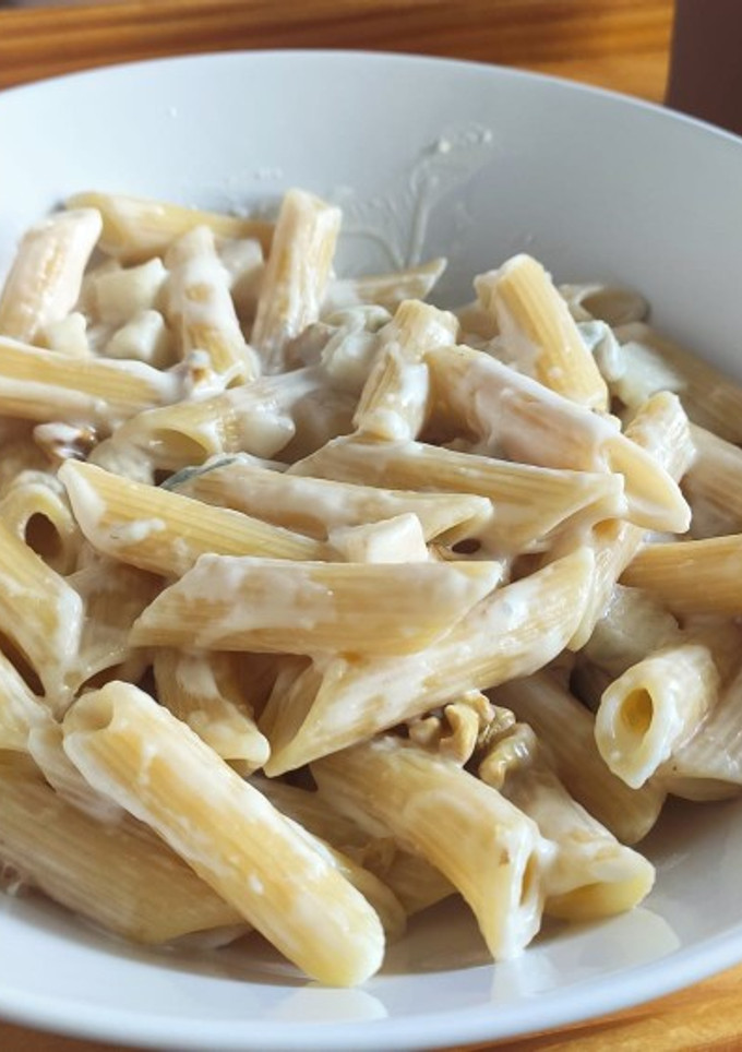 Una foto de Pasta con queso gorgonzola, peras y nueces