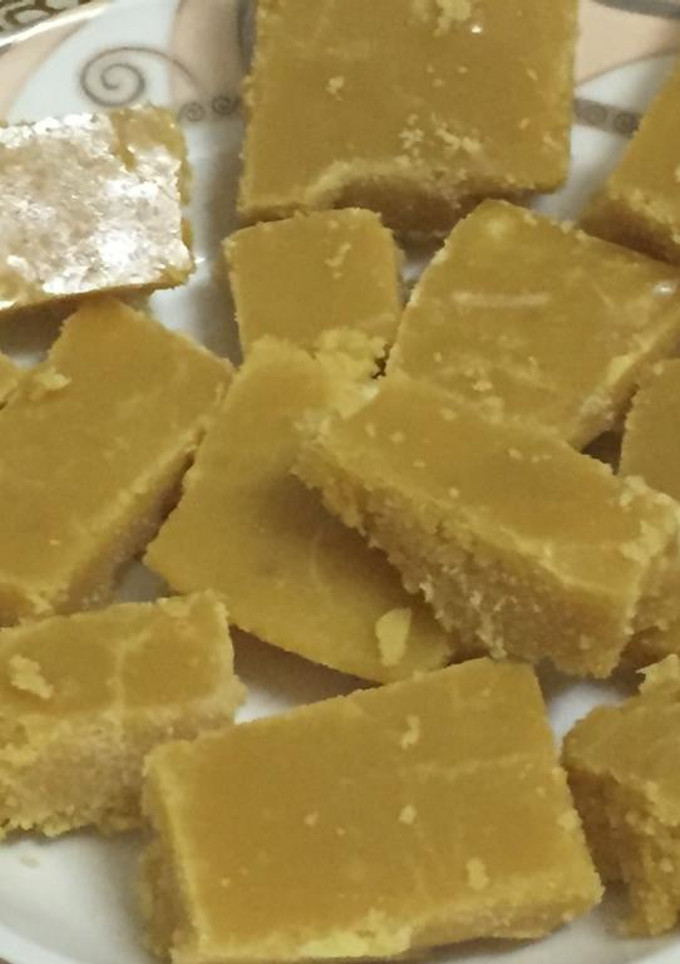 நெய் மைசூர் பாக் (Nei mysore pak recipe in tamil) செய்முறை முக்கிய புகைப்படம்