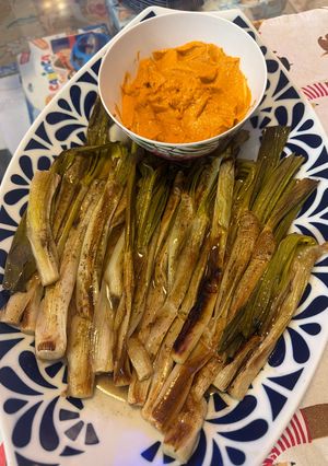 Una foto de Calçots al horno