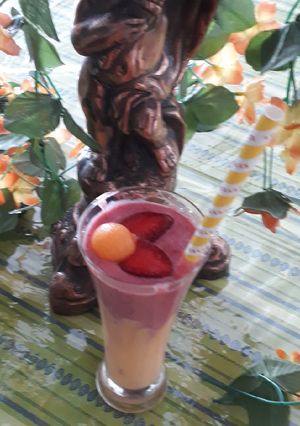 A picture of Papaya strawberry thick shake.