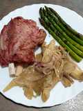 Codillo asado con trigueros y setas