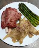Codillo asado con trigueros y setas