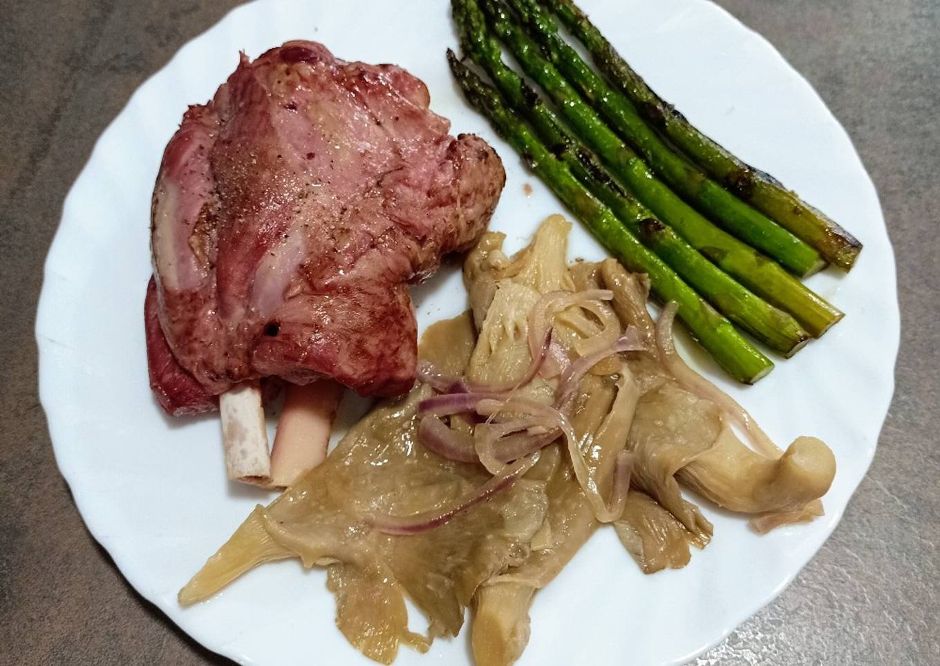 Codillo asado con trigueros y setas