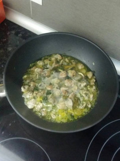 Una foto de Almejas chirla en salsa verde