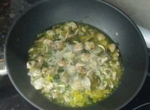 Una foto de Almejas chirla en salsa verde