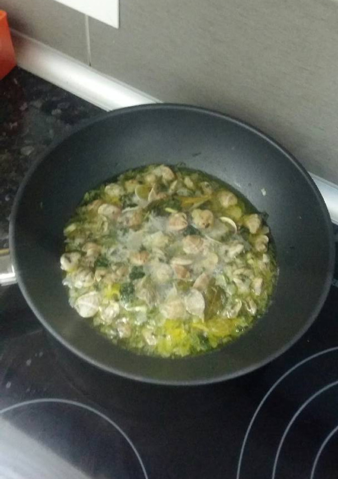 Una foto de Almejas chirla en salsa verde