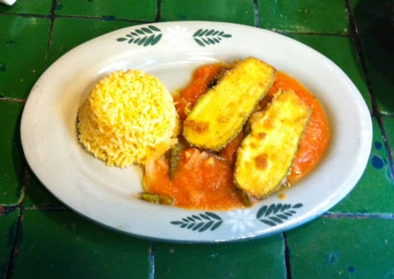 Calabacitas empanizadas con salsa ©