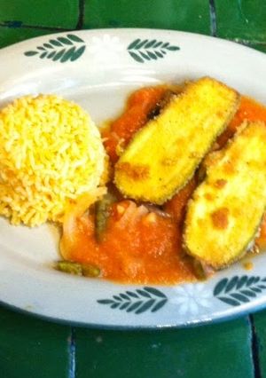 Una foto de Calabacitas empanizadas con salsa ©