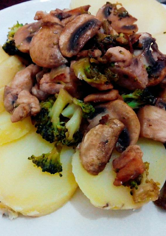Una foto de Brócoli y champiñones al sillao