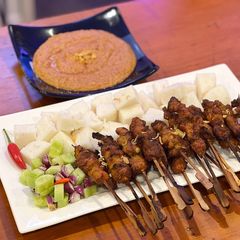 A picture of Singaporean Chicken Satay with Peanut gravy.