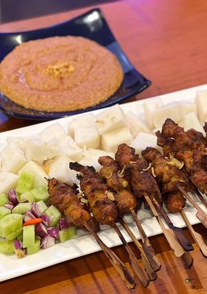 A picture of Singaporean Chicken Satay with Peanut gravy.