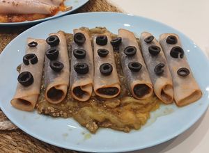 Una foto de Balotinas Melosas de Pavo Rellenas de Morcilla Especiada y Miel al Vapor de Microondas