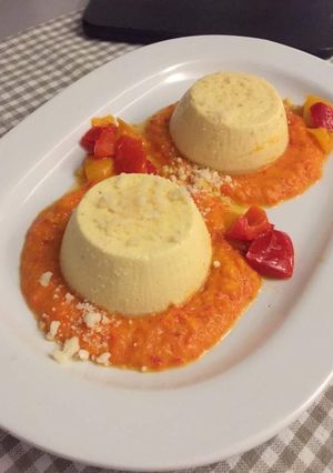 Foto di Budini di parmigiano su crema di peperoni
